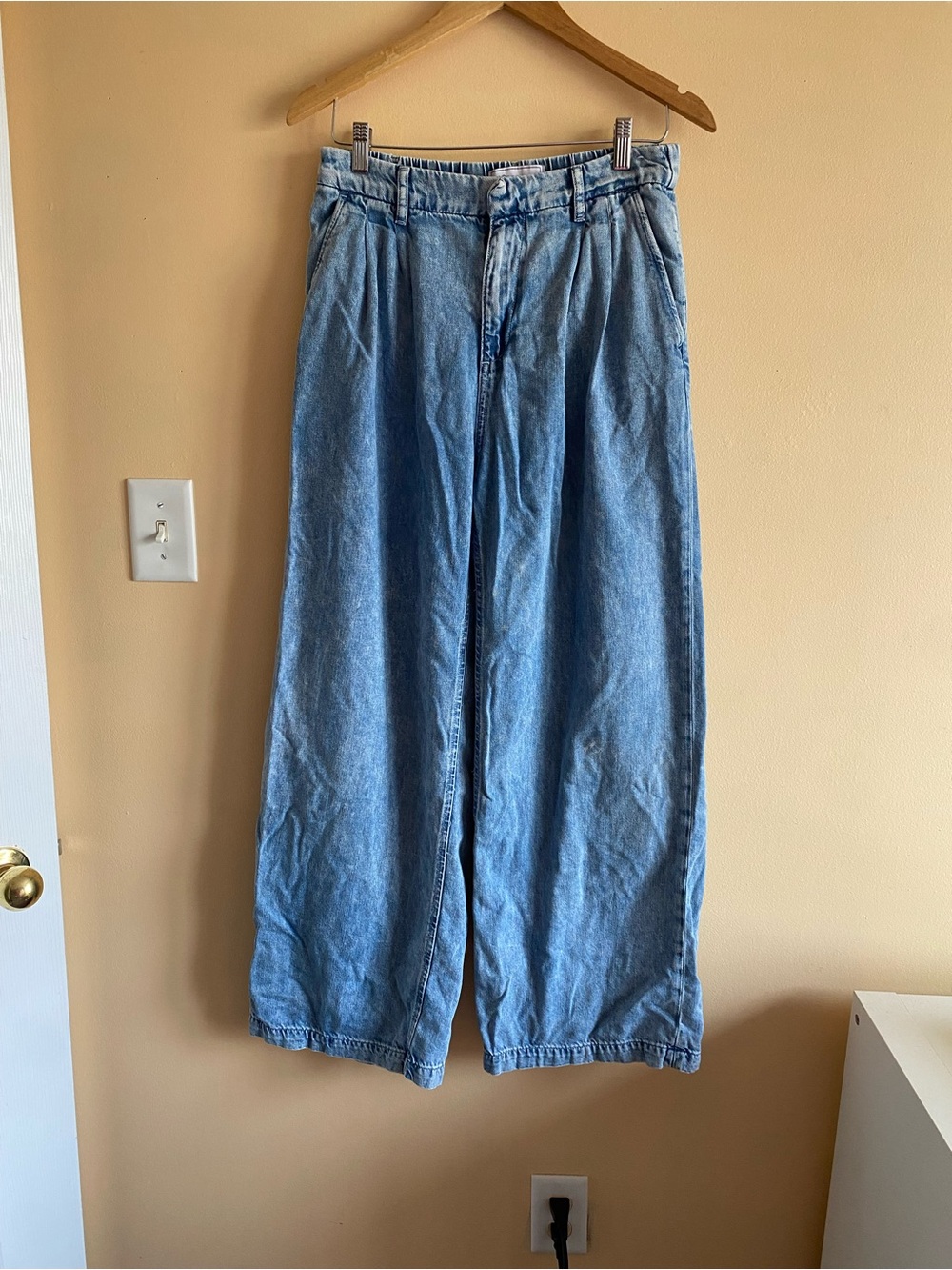 GAP UltraSoft Denim Wide Leg Pleated Jeans Woman 8 Light Wash Lyocell Blend 2024 - Picture 2 of 16